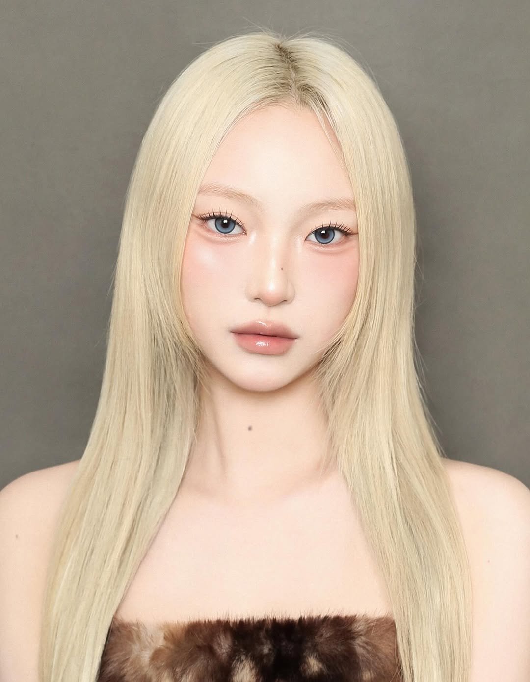 Photo shared by 리그라피_준성 on December 29, 2025 tagging @__rinassss, and @re_graphy_jun. May be a closeup of one or more people, blonde hair, makeup and text.