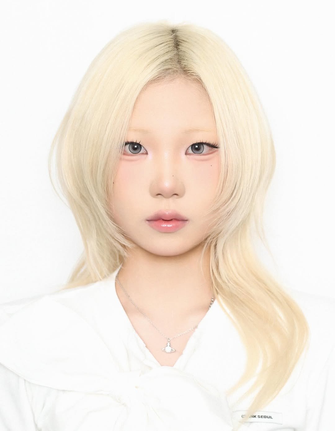 Photo shared by 리그라피_준성 on February 02, 2026 tagging @re_graphy_jun. May be a closeup of one or more people, blonde hair, bangs, makeup and text.