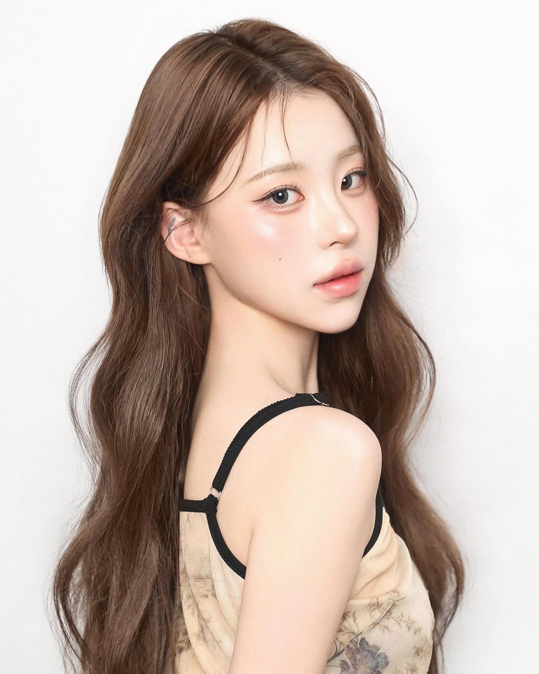 Photo shared by 리그라피_준성 on December 02, 2025 tagging @re_graphy_jun. May be an image of one or more people, braids, makeup and text.