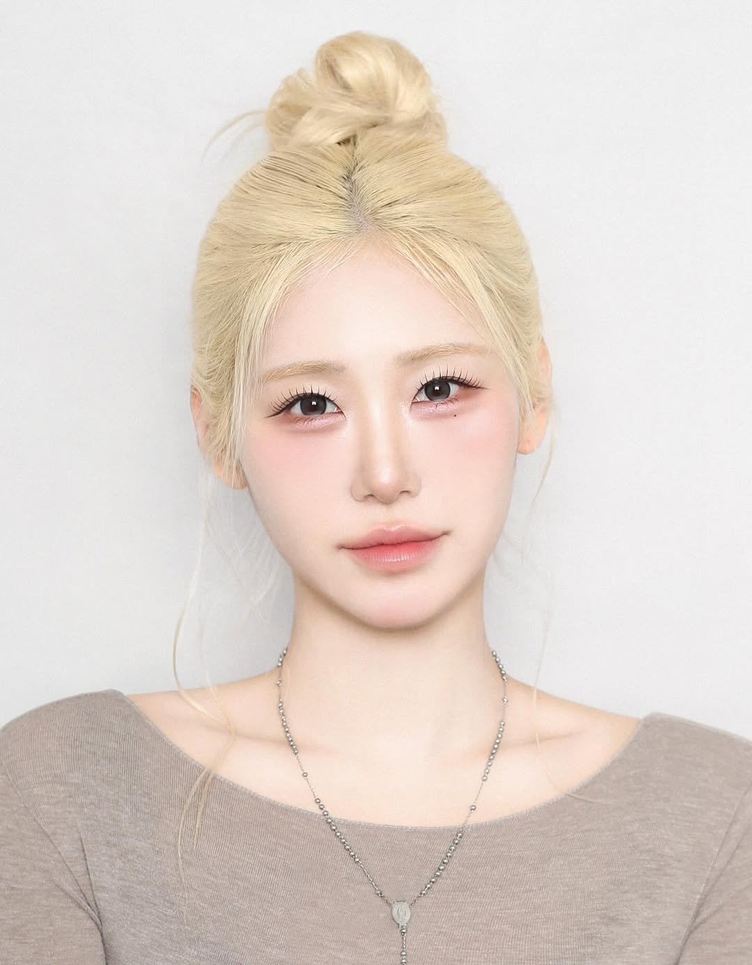 Photo shared by 리그라피_준성 on February 14, 2026 tagging @lusher_lee, @mup_sy, and @re_graphy_jun. May be an image of one or more people, blonde hair, braids, eyeliner and makeup.