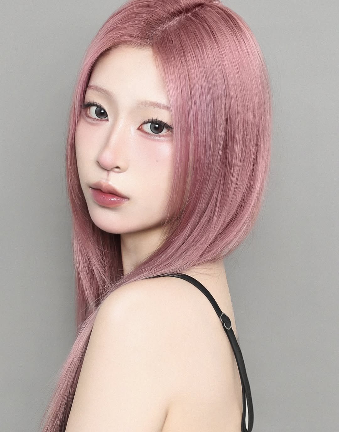 Photo shared by 리그라피_준성 on April 17, 2026 tagging @re_graphy_jun. May be an image of one or more people, braids, blonde hair and text.