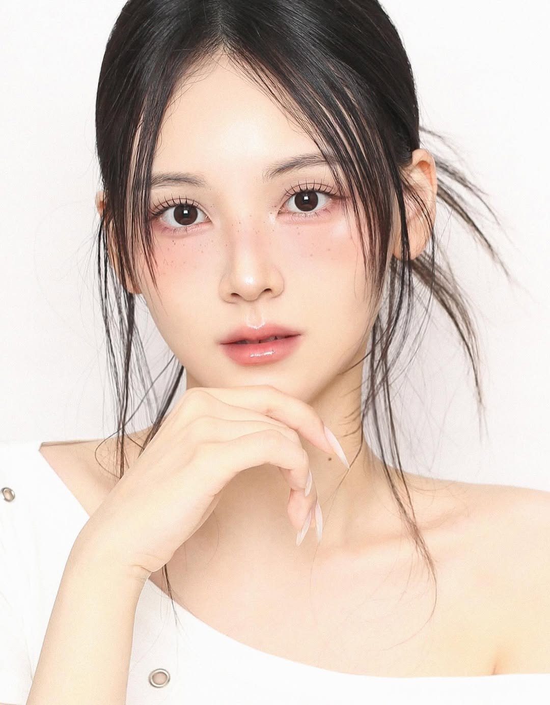 Photo shared by 리그라피_준성 on September 08, 2025 tagging @__su.b_, and @bmmakeupofficial. May be a closeup of one or more people, makeup and hair.