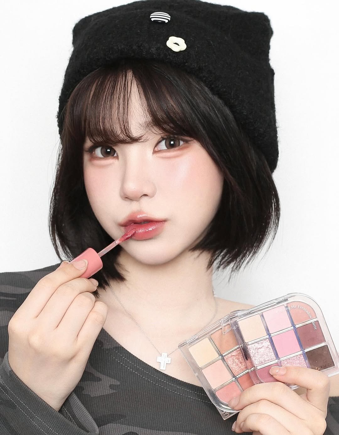 Photo shared by 리그라피_준성 on March 05, 2026 tagging @hiimyoursue, and @re_graphy_jun. May be an image of one or more people, lipstick, makeup, beret and text.