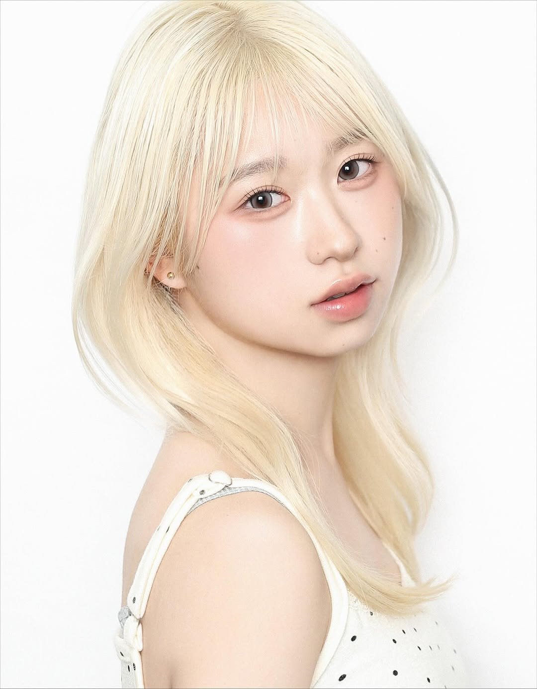 Photo shared by 리그라피_준성 on October 14, 2025 tagging @re_graphy_jun. May be a closeup of one or more people, blonde hair, bangs, makeup and text.