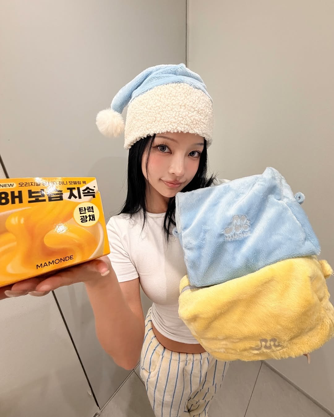 Photo shared by mini note on December 14, 2025 tagging @kkmmmkk, and @mamonde_official. May be an image of hat, pouch, beret, drawstring, purse and text that says 'NEW 모리지날 모리지밀링.허니모델원액 머니 서니모델링 허니 BH 보움자 행보금지속 노 지속 탄력 광채 MAMONDE MAMONDE ጋር'.