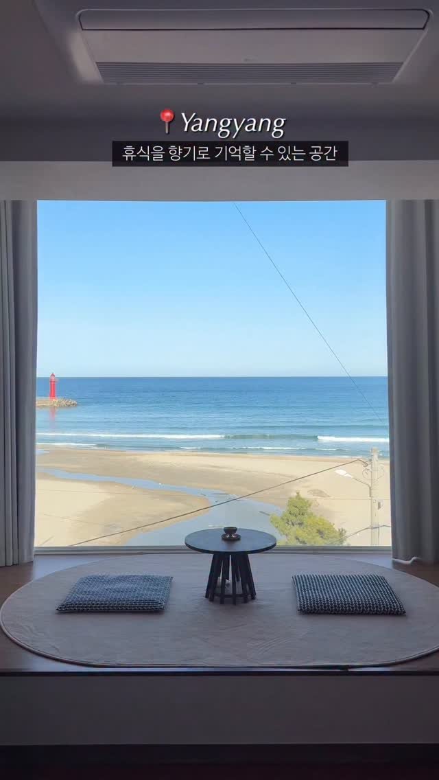 reader__f 게시물 이미지: 시원한 바다가 보이는 통창 🌊
LP에서 흘러나오는 잔잔한 노래 🎶
그리고 편안한...