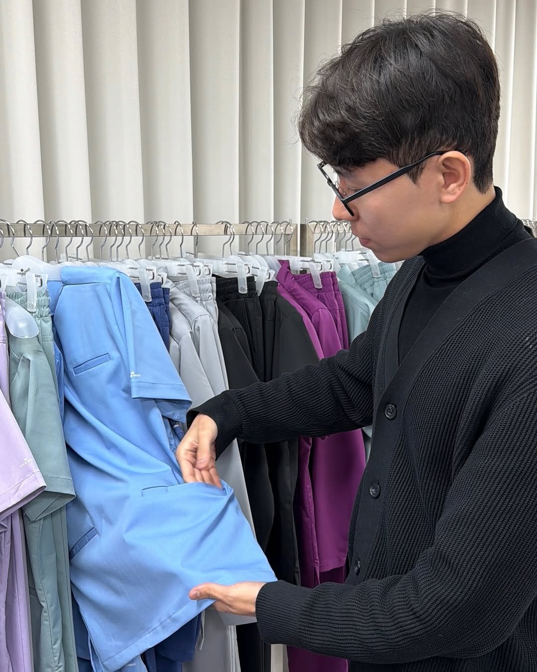 Photo shared by 간호사를 간호하는 간호사 | 오성훈 on January 06, 2026 tagging @nurfit_official. May be an image of overcoat, clothes hanger and text.