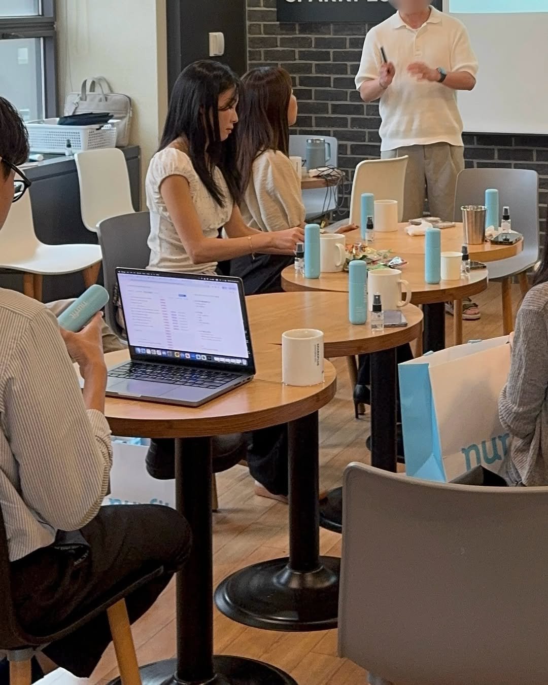 Photo shared by 널핏(NURFIT)•간호사를 간호하는 브랜드 on September 23, 2025 tagging @reading_nurse, and @nurfit_official. May be an image of 3 people, people studying, cornflower, office and text.