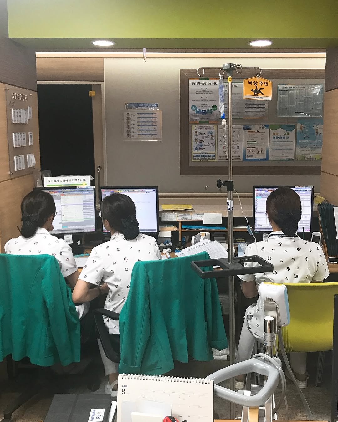 Photo shared by 간호사를 간호하는 간호사 | 오성훈 on October 01, 2025 tagging @nurfit_official. May be an image of 4 people, people studying, stethoscope, hospital, office and text.
