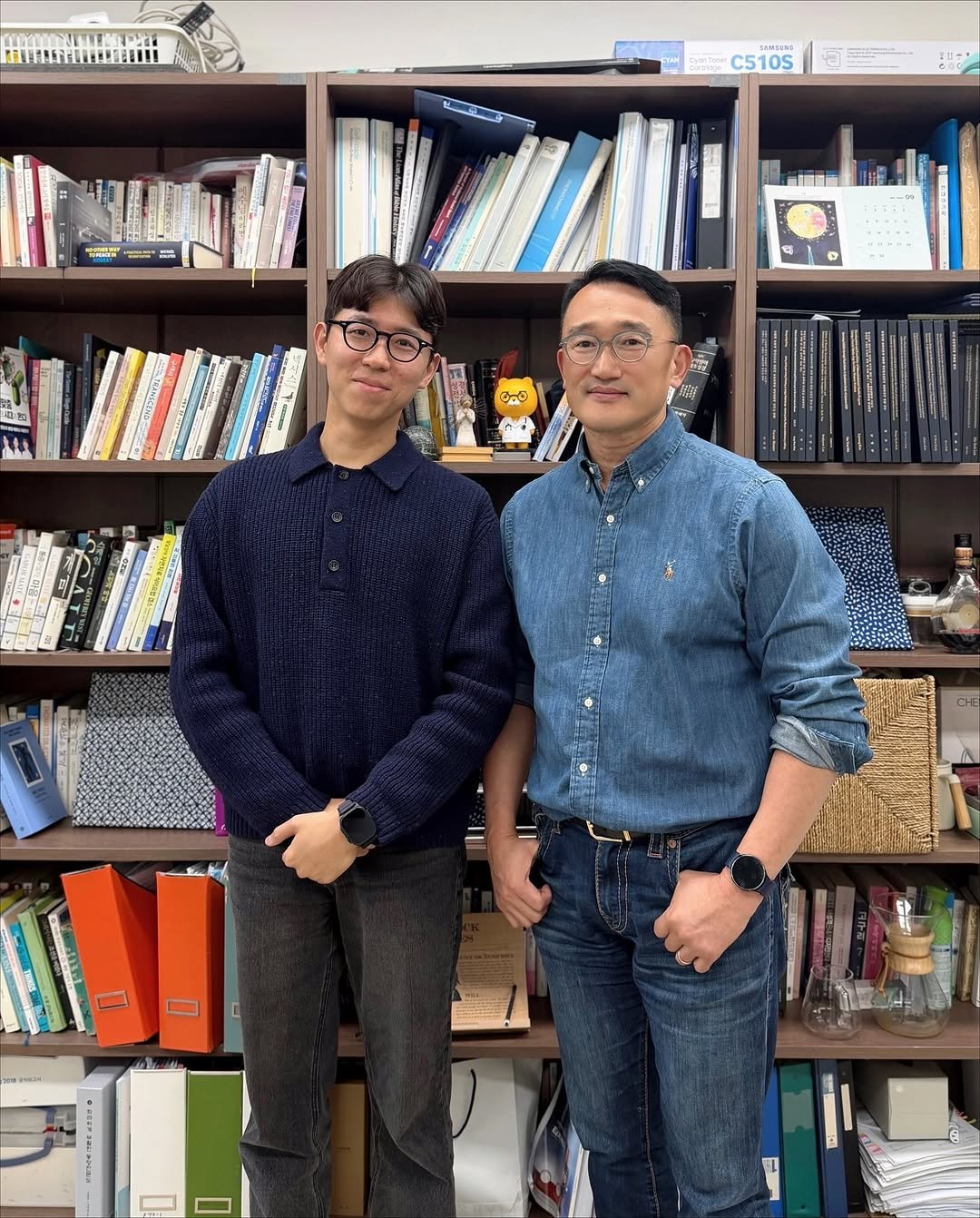 Photo shared by 간호사를 간호하는 간호사 | 오성훈 on November 07, 2025 tagging @justin.jeon70. May be an image of one or more people, duffle coat, eyeglasses, book and text.