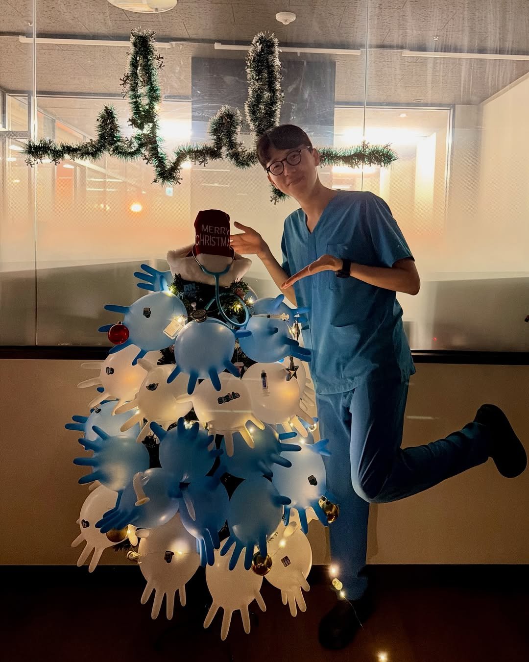 Photo by 간호사를 간호하는 간호사 | 오성훈 on December 24, 2025. May be an image of christmas tree, tinsel, stethoscope, snowman, hospital, office and text.