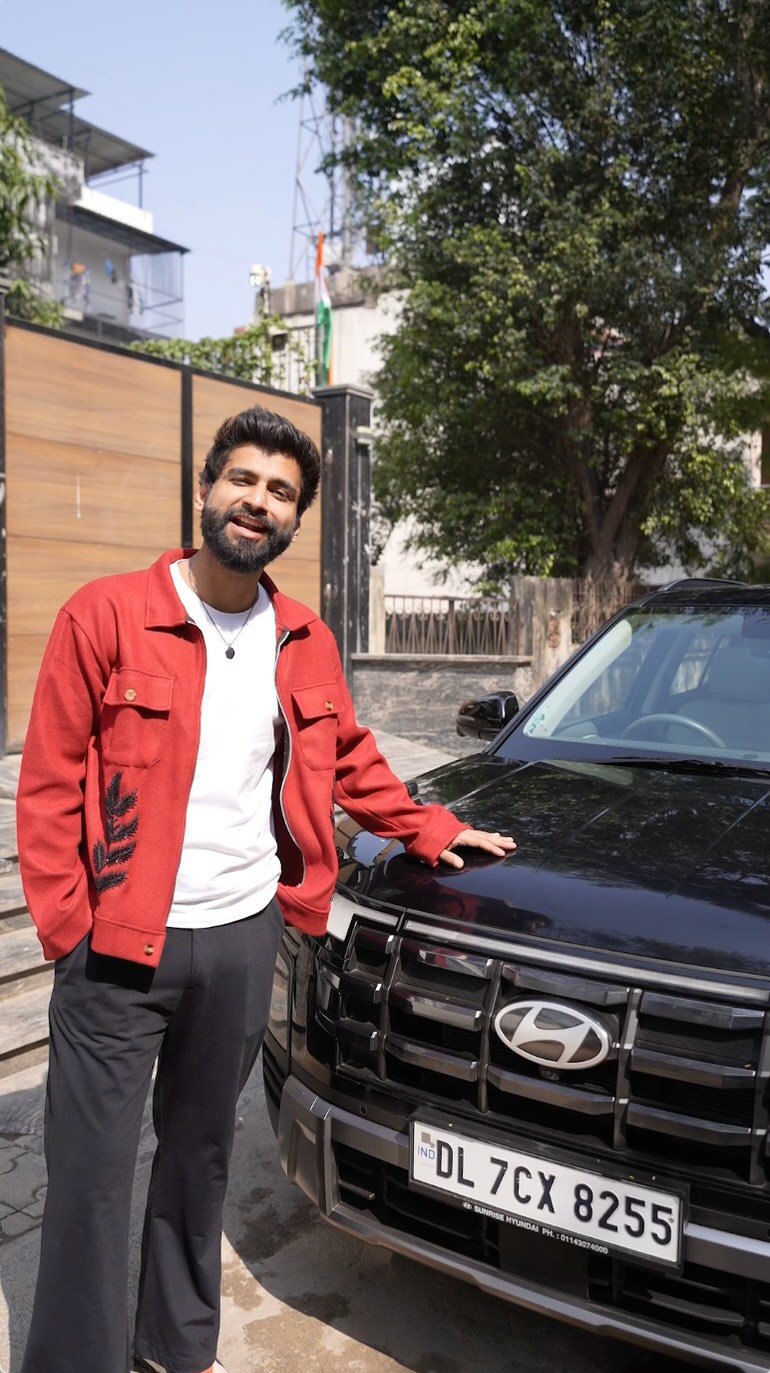 realharshgujral 게시물 이미지: Some loves have meet-cutes, mine has full-on...