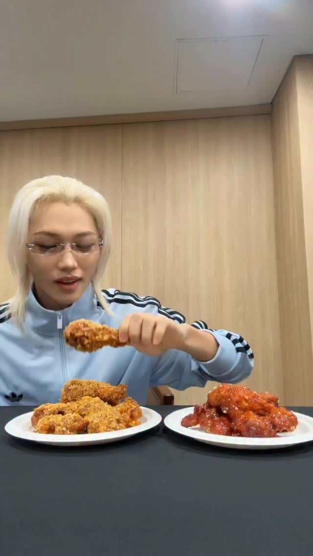 realstraykids 게시물 이미지: Eating THIS and throwing THAT with...
