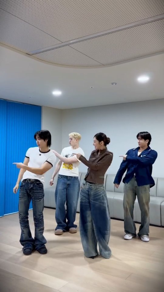 realstraykids 게시물 이미지: 방찬 & 창빈 & 한의 #THIS_AND_THAT Challenge w/ #효연...