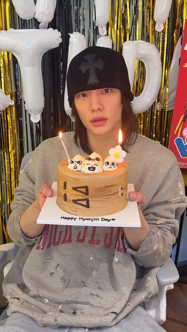 realstraykids 게시물 이미지: 🥟‘𝗌 𝖻𝗂𝗋𝗍𝗁𝖽𝖺𝗒🤍 #StrayKids #스트레이키즈 #현진 #Hyunjin...