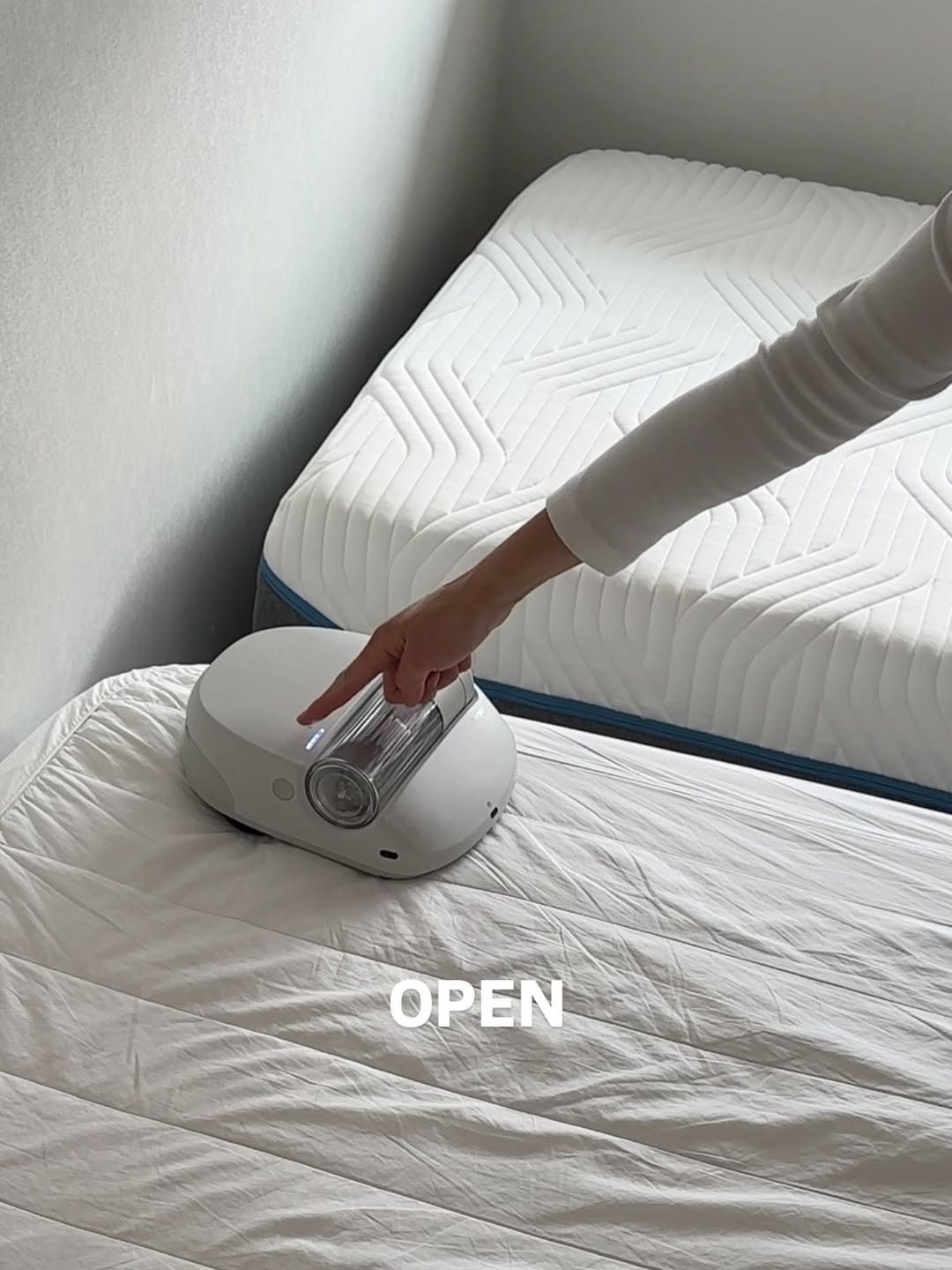 Photo by 리채움의 정리 동기부여 I 구선화 on December 07, 2025. May be an image of clothes iron, bed, mattress, vacuum, steamer, bedroom and text that says 'OPEN'.