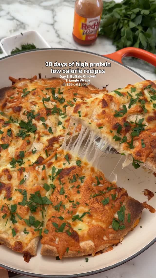 recipesbyvictoria 게시물 이미지: DAY 8: BUFFALO CHICKEN WRAP BAKE 🔥 Comment...