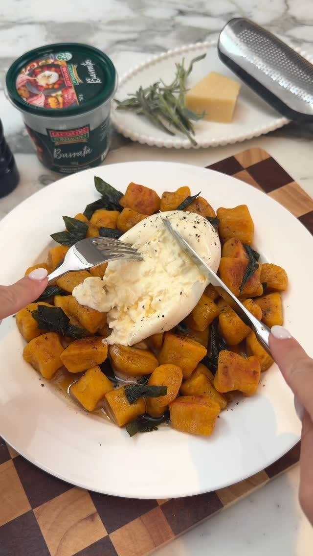 recipesbyvictoria 게시물 이미지: PUMPKIN, SAGE & BURRATA GNOCCHI 🔥 Topped with...