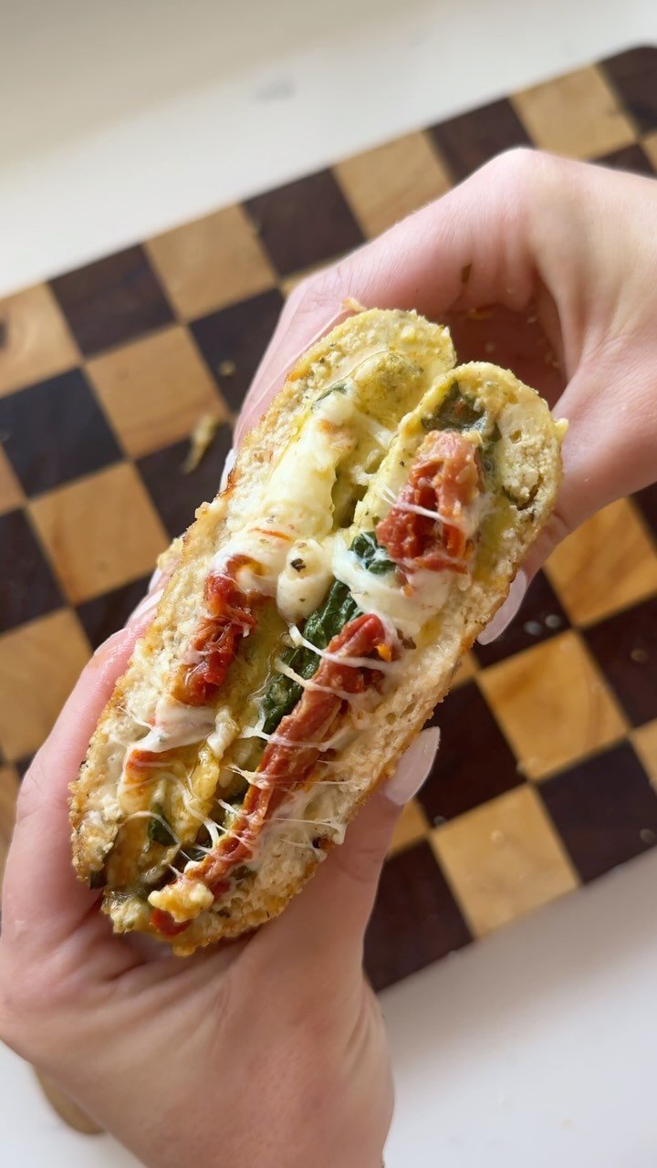 recipesbyvictoria 게시물 이미지: HIGH PROTEIN CHICKEN HOT POCKET 🔥 With pesto,...