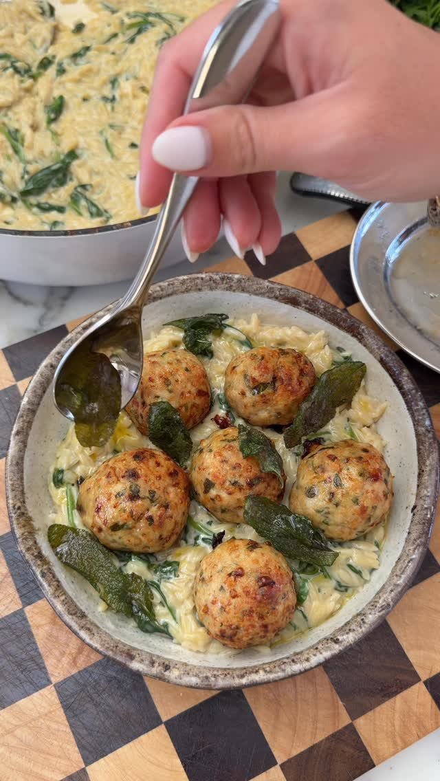 recipesbyvictoria 게시물 이미지: SAGE MEATBALLS WITH A CREAMY PARMESAN ORZO 🔥...