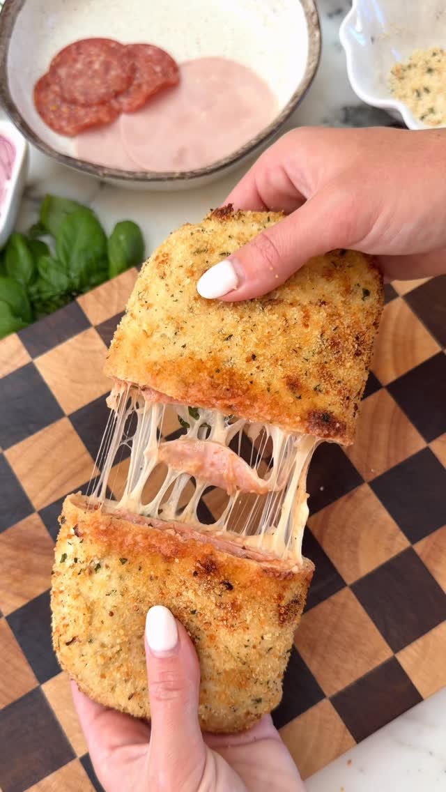 recipesbyvictoria 게시물 이미지: CHICKEN PIZZA POCKET 🔥 Loaded with 66g...