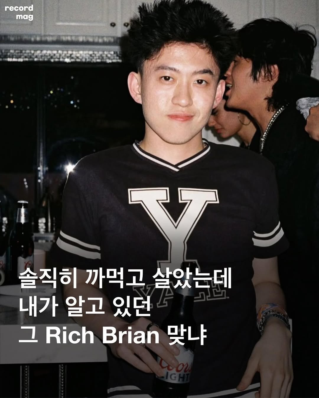 Photo shared by record magazine 레코드 매거진 on August 17, 2025 tagging @brianimanuel. May be an image of 1 person and text that says 'record mag V 솔직히 까먹고 살았는데 내가 알고 있던 그 Rich Brian 맞냐'.