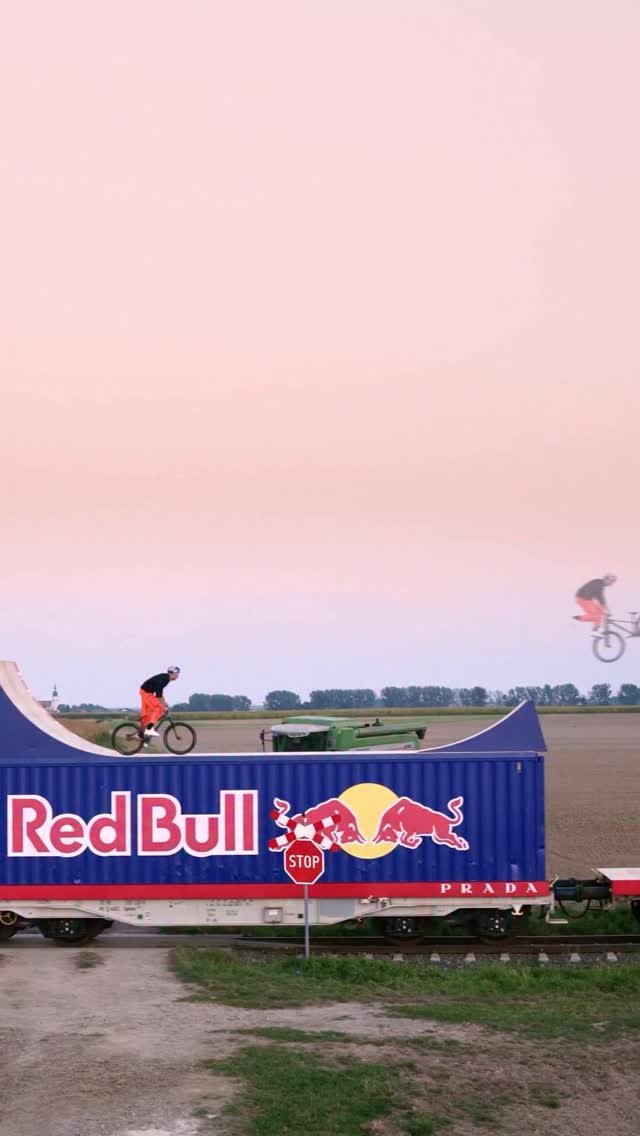 redbull 게시물 이미지: catching the train the hard way 😏

🚲:...