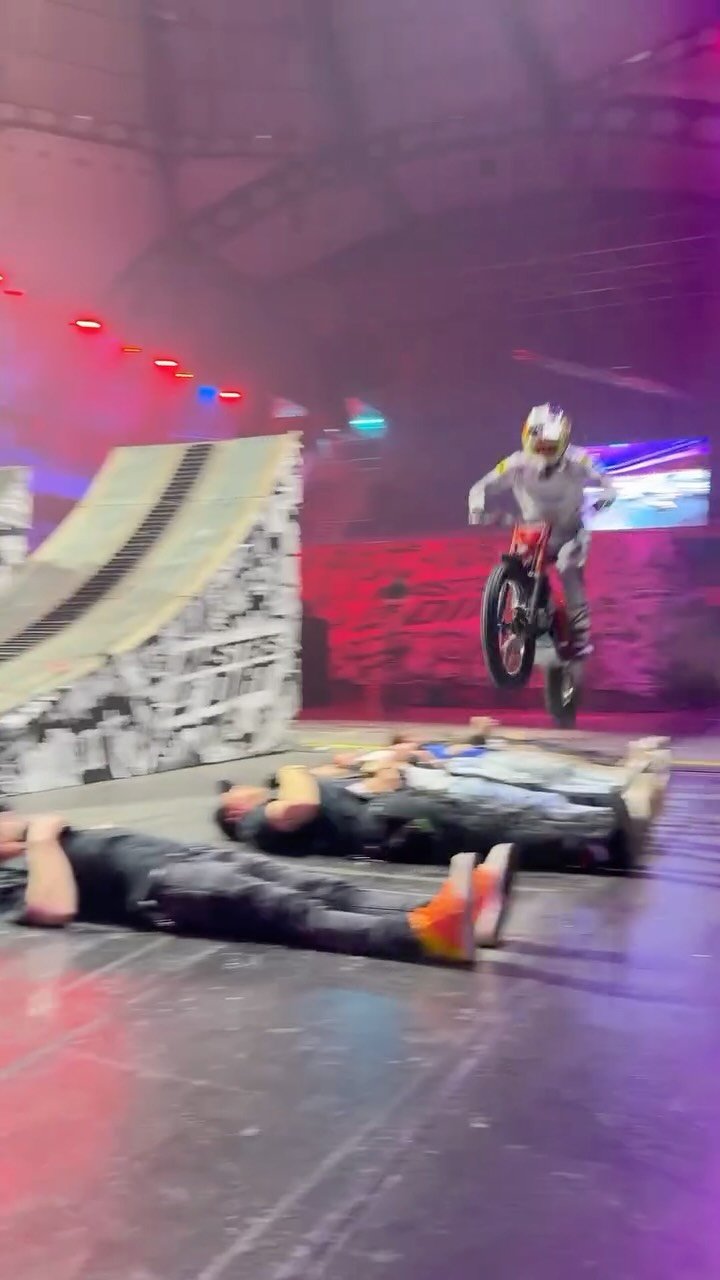 redbull 게시물 이미지: trust doesn’t get stronger than this 🪢

🚲:...