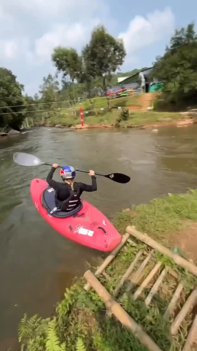 redbulladventure 게시물 이미지: now that’s what we call an entrance 😯

🛶 :...