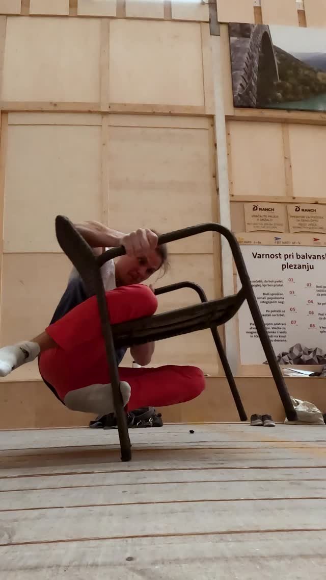 redbulladventure 게시물 이미지: can they climb around a chair? 😳🪑

🧗:...