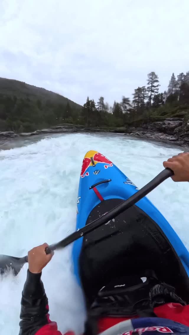 redbulladventure 게시물 이미지: the definition of “dropping in” 🌊👋
🛶:...