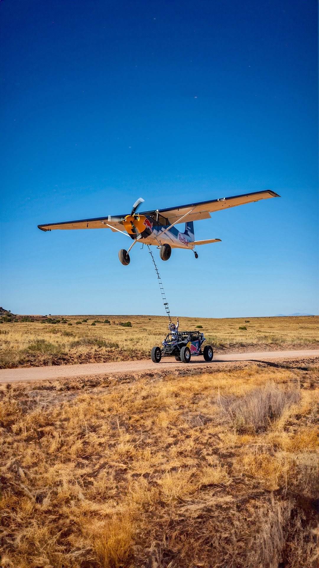 redbullairforce 게시물 이미지: no stunt double needed 🤝 @amychmelecki 

🚗:...