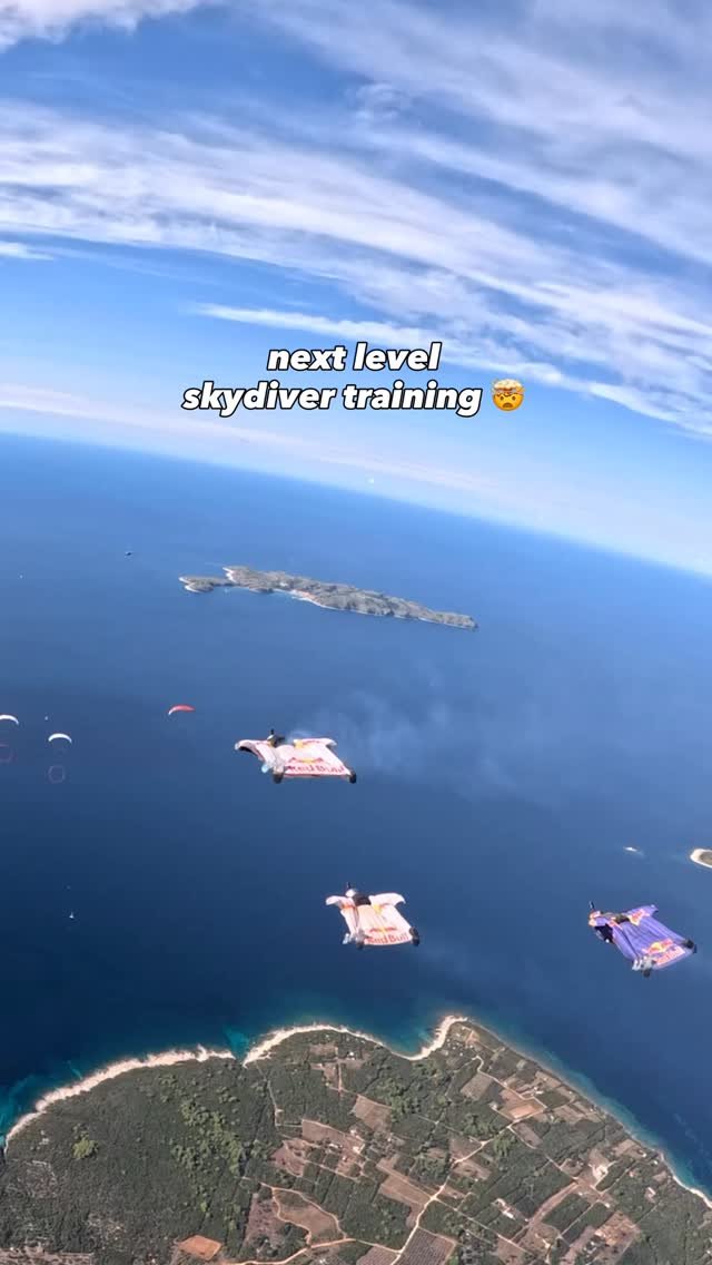 redbullairforce 게시물 이미지: 👀 on the prize: ⭕️

🪂: @andyfarrington_ + @mikeswansons