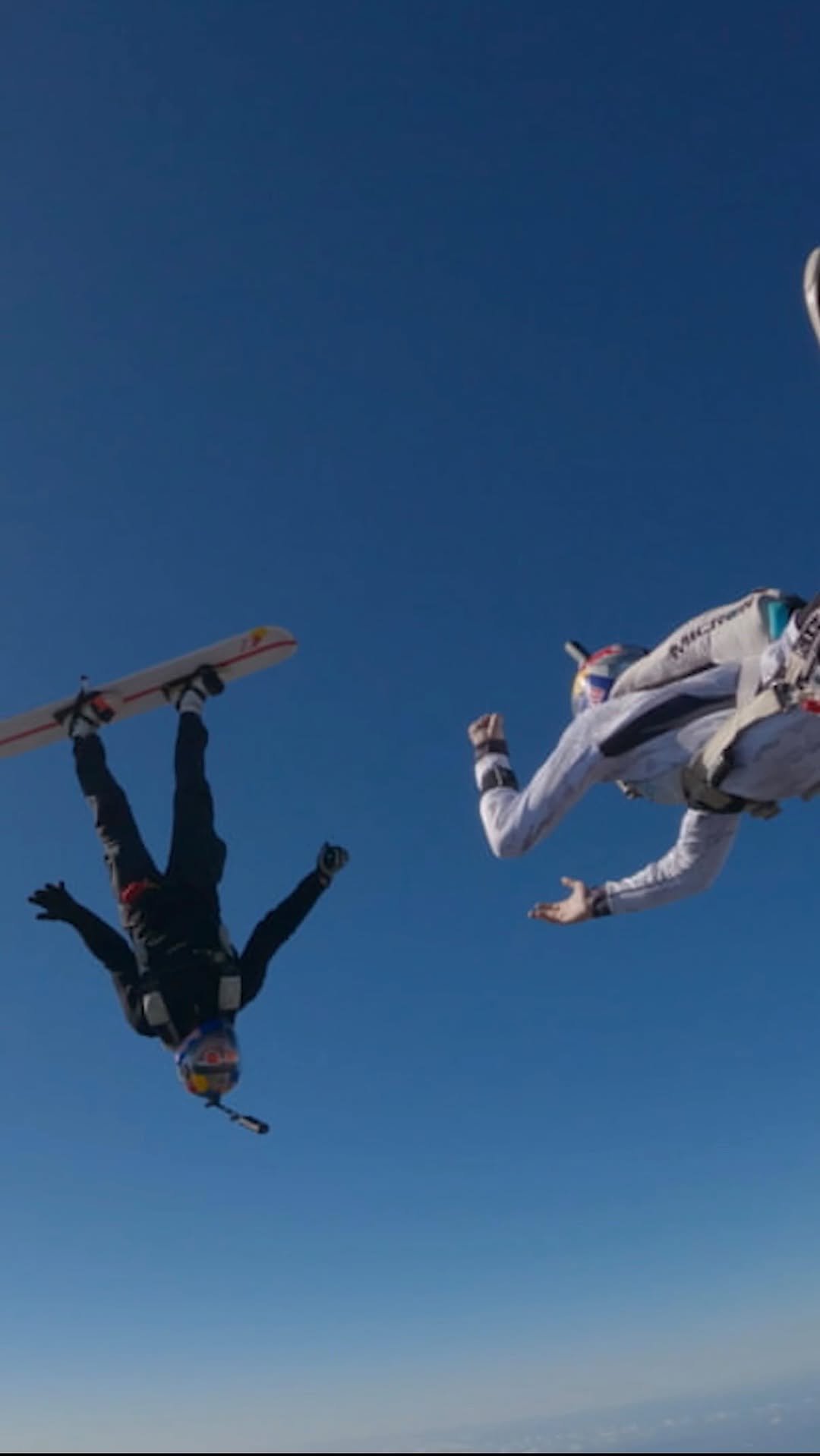 redbullairforce 게시물 이미지: rock paper scissors chute 😳🪂

@mike___brewer 🤝...