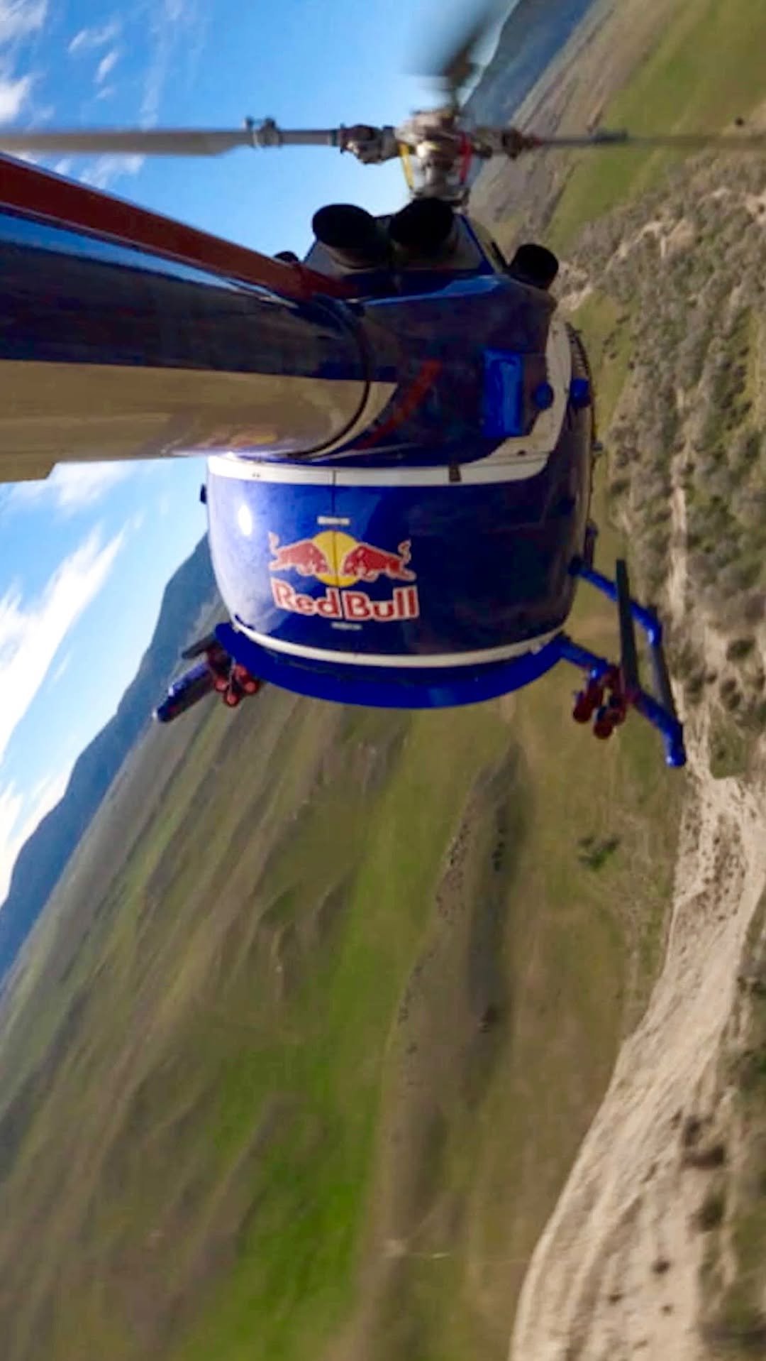 redbullairforce 게시물 이미지: hold on tight 😳
🚁: @aaronfitzgerald105