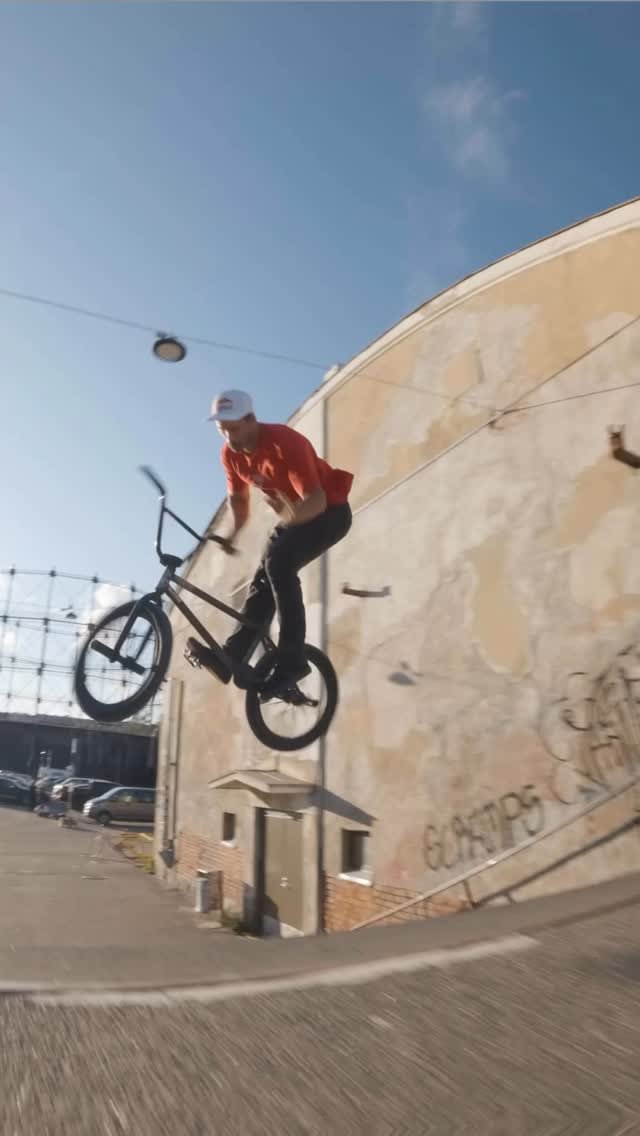 redbullbike 게시물 이미지: physics called. Garret hung up. 📞🫡...