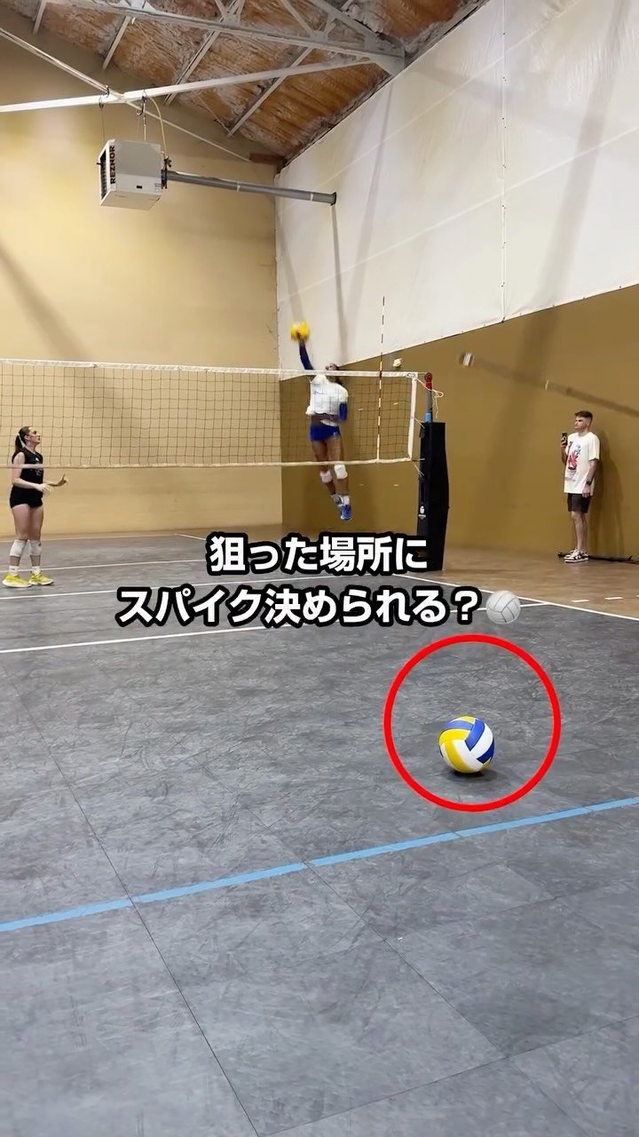 redbulljapan 게시물 이미지: スパイク精度を検証🎯 @oliviiaabab 
どんどん小さくなるボールに当てられる？🏐🎾⛳️