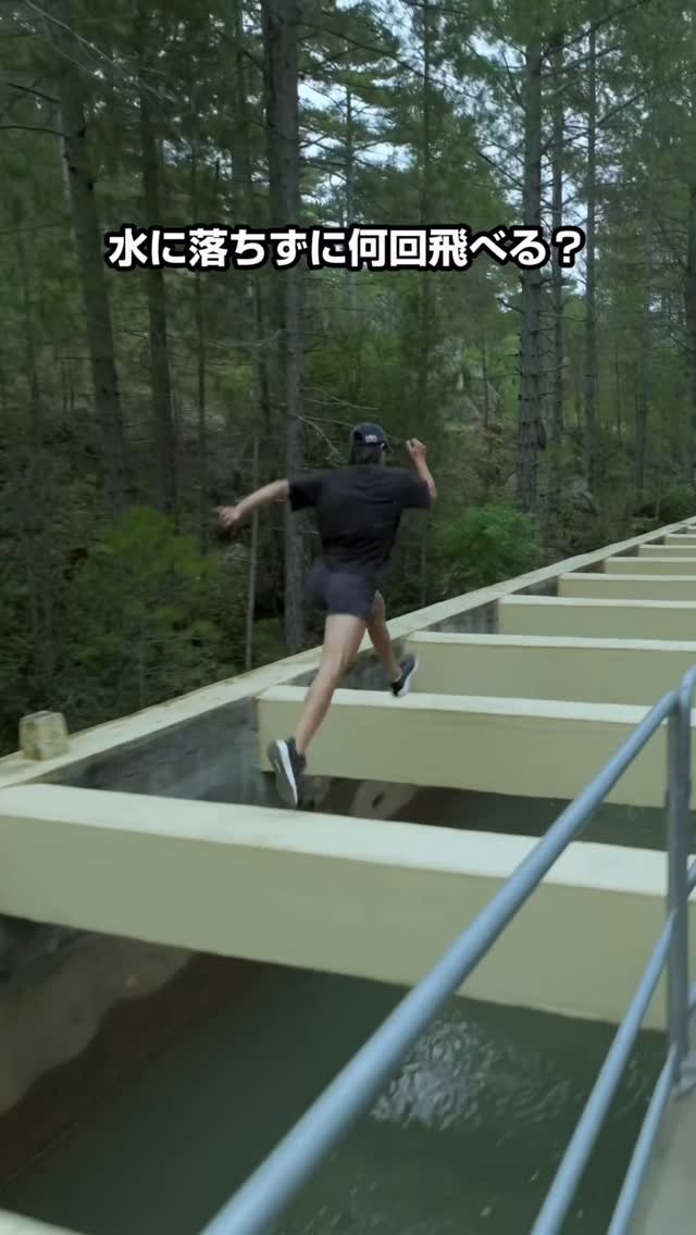 redbulljapan 게시물 이미지: テンポよくジャンプして💨 @hazalnhr 
水に落ちずに何回飛べると思う？💦