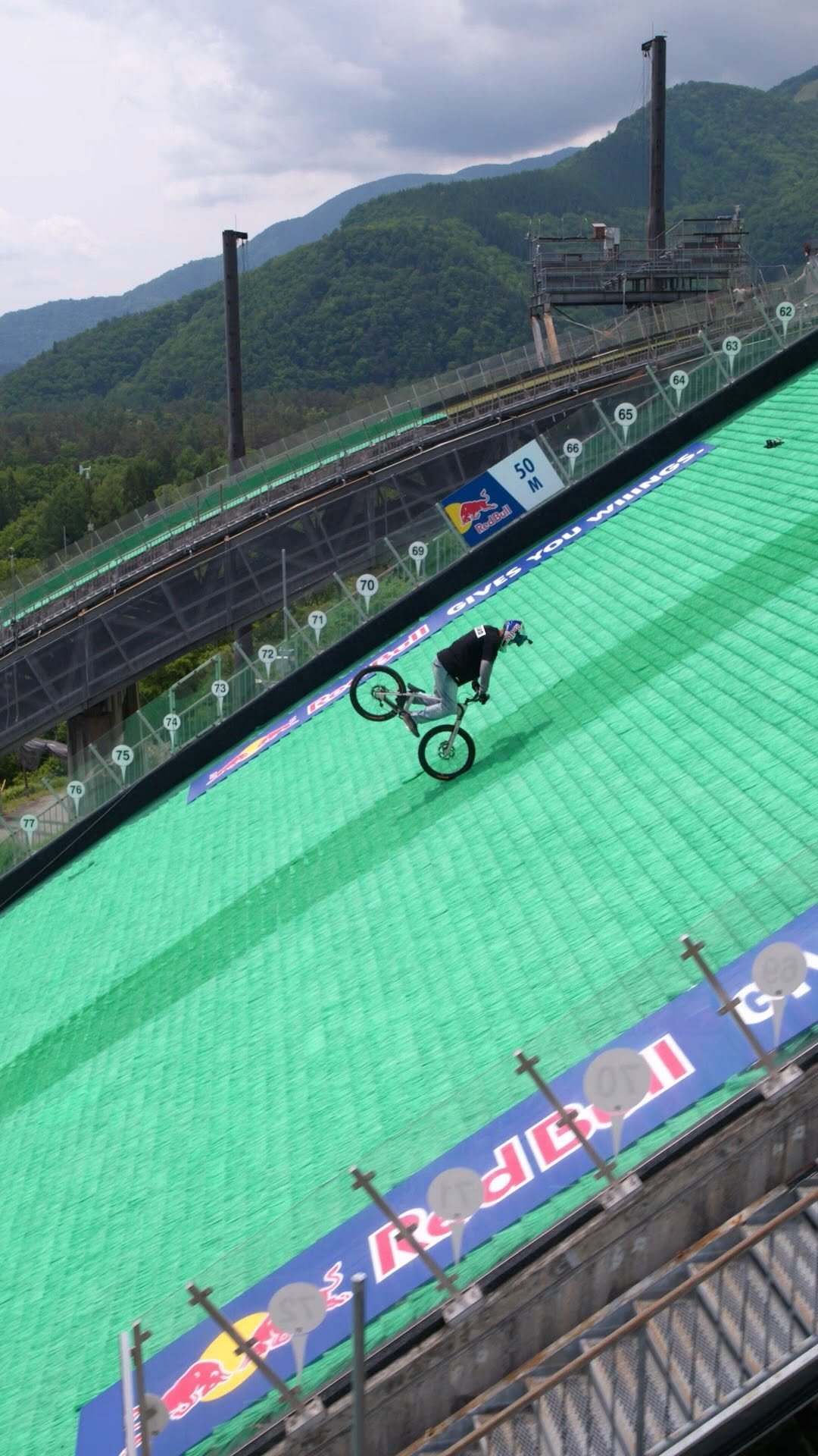 redbulljapan 게시물 이미지: 🚨ダブル世界新🚨
スキージャンプ台の激坂を前輪1本で後ろ向き走破🤯

🆕...