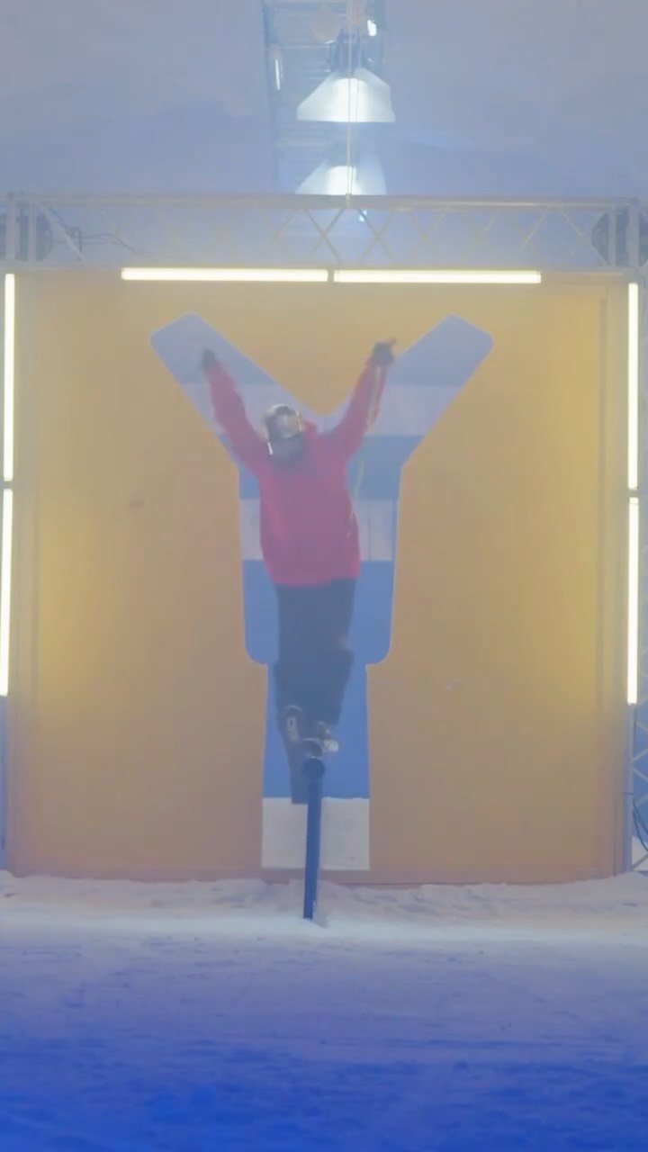 redbulljapan 게시물 이미지: 型枠通り抜けチャレンジ⛷️💫
綺麗に成功できる？ @jespertjader