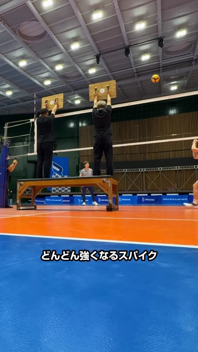 redbulljapan 게시물 이미지: 西田有志の強力スパイクを体験してみる？👀💥

🔵 @panasonic_panthers...