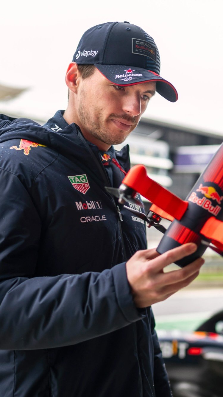 redbullkr 게시물 이미지: 달리는 놈 위에 나는 놈🚀

🏎️: @maxverstappen1

#레드불 #레이싱...