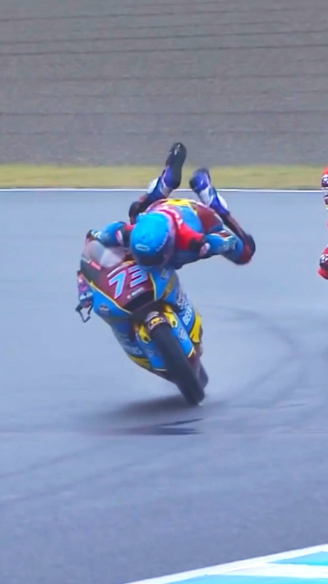 redbullkr 게시물 이미지: 죽는 줄 알았다. 이녀석 🥷

#레드불 #MotoGP #날개를펼쳐줘요