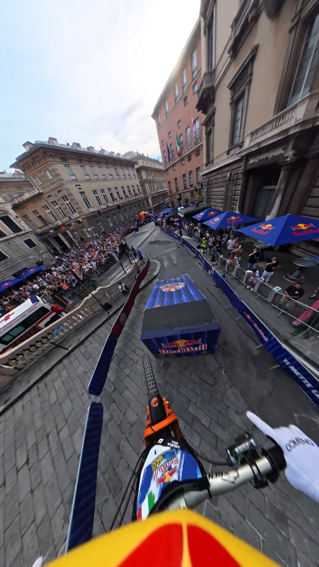 redbullkr 게시물 이미지: 진짜 덜덜 떨리는 레이스🫨

🚴🏼‍♂️: @rogervieira8 

#레드불...