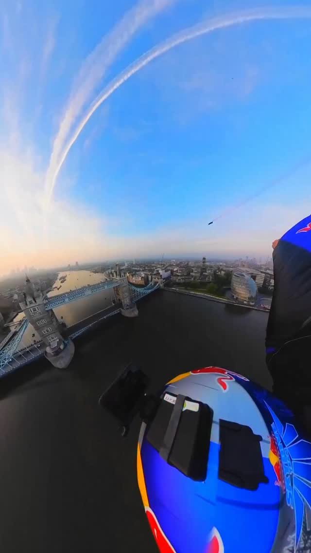 redbullkr 게시물 이미지: 통과하라고 만든 거 맞죠?🧐

#레드불 #윙슈트 #날개를펼쳐줘요