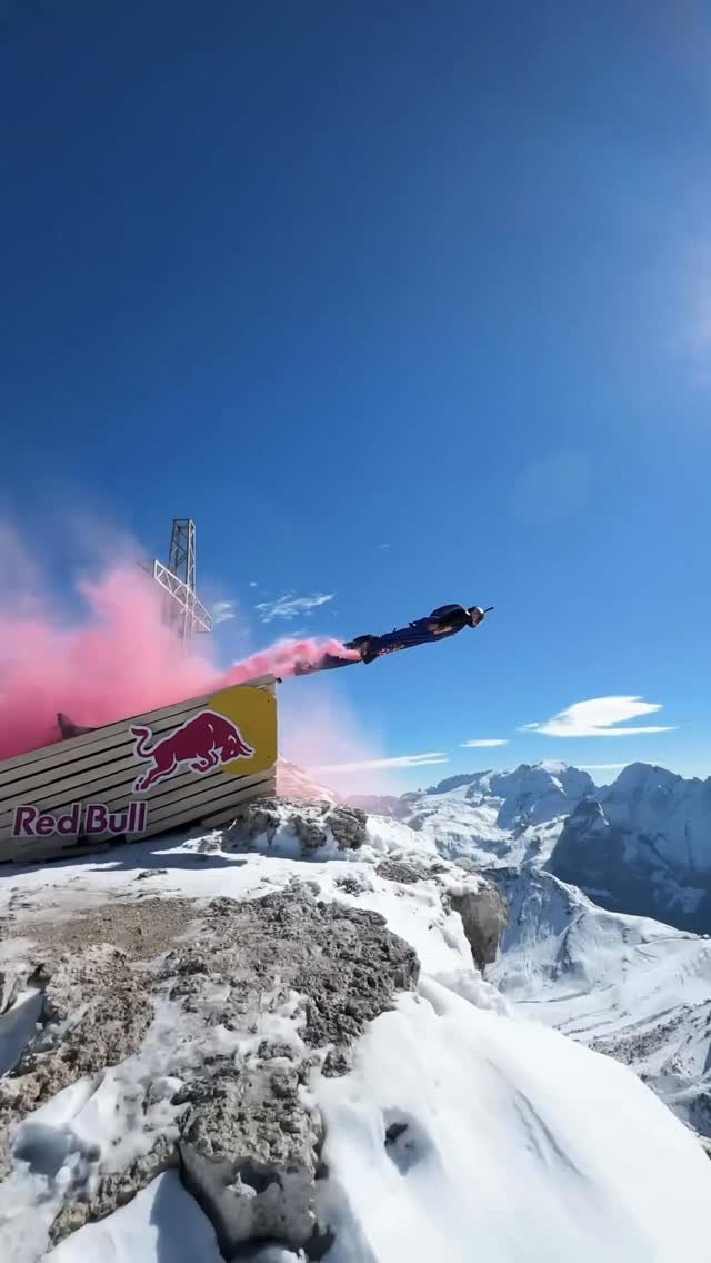 redbullkr 게시물 이미지: 위험한 초대 윙슈트 버전🤣

#레드불 #윙슈트 #날개를펼쳐줘요