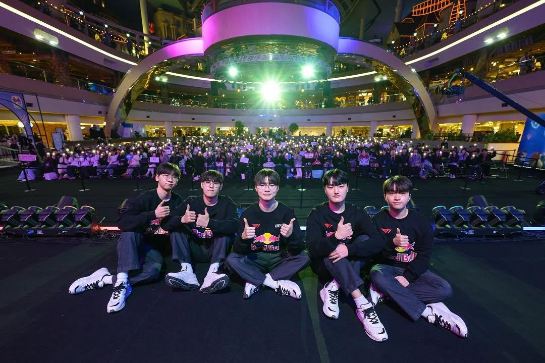 Photo shared by 레드불 코리아 🇰🇷 on December 29, 2025 tagging @t1lol. May be an image of concert and text.