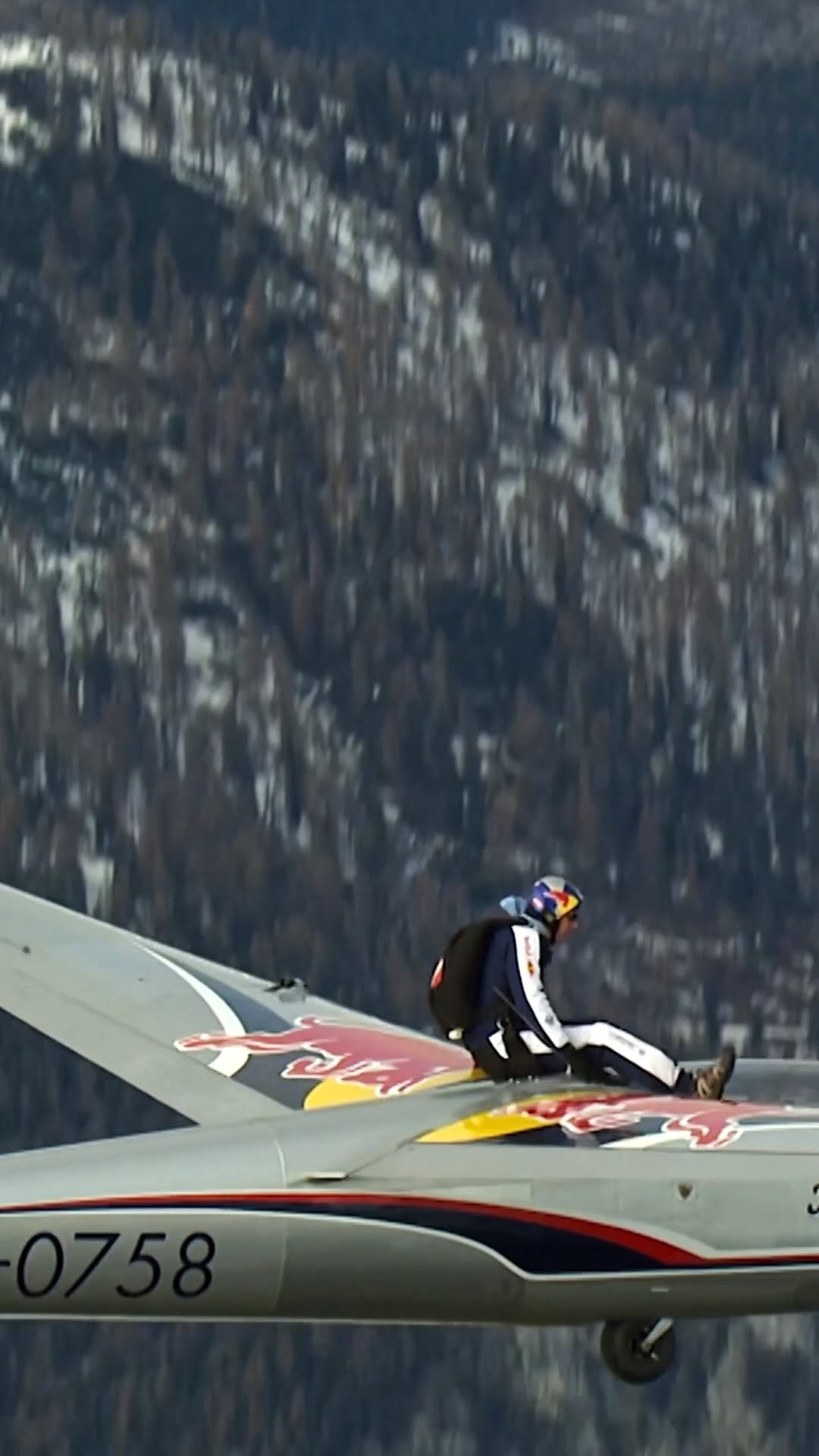 redbullkr 게시물 이미지: 삑! 환승입니다.

🪂: @pauli.steiner

#레드불 #비행기 #날개를펼쳐줘요