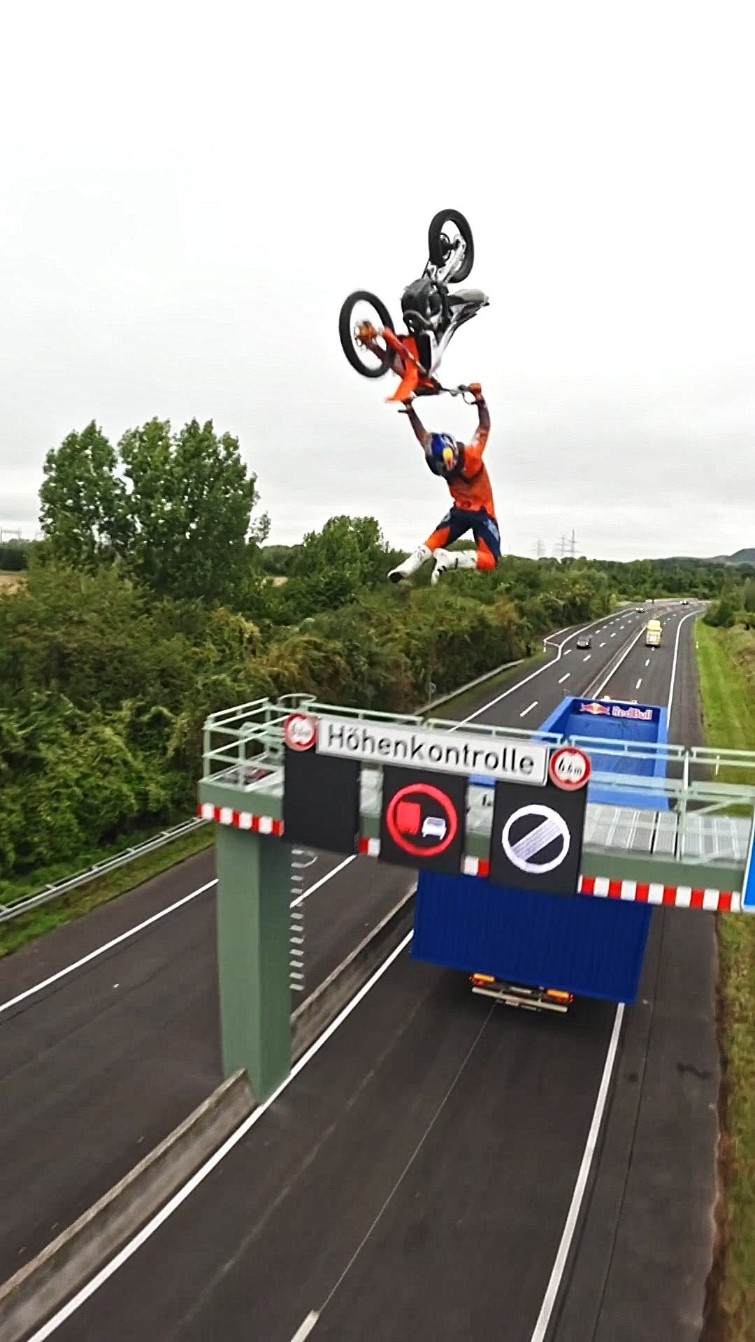 redbullkr 게시물 이미지: 아슬아슬 살았죠?

🪽: @lucackermann98 

#레드불 #FMX...