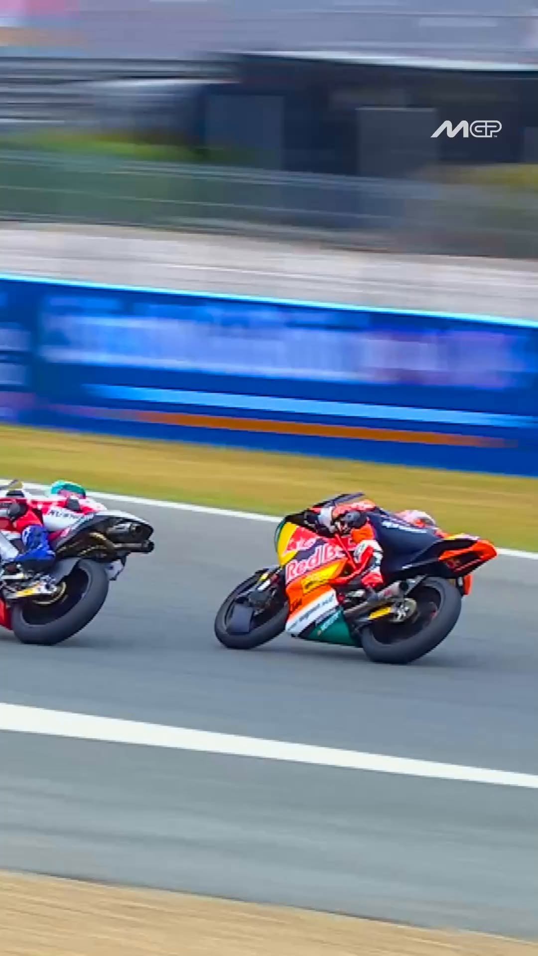 redbullmotorsports 게시물 이미지: Elbows do the talking 🤘